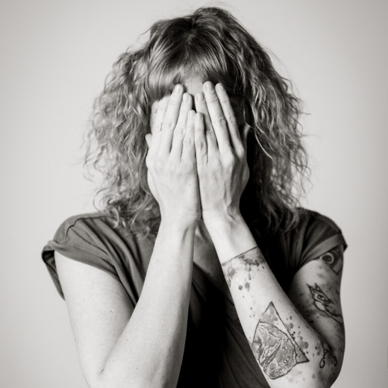 Miriam Mehlman h&auml;lt sich die Augen zu &ndash; Metapher f&uuml;r Unsicherheit und das verzerrte Selbstbild vor der Kamera.