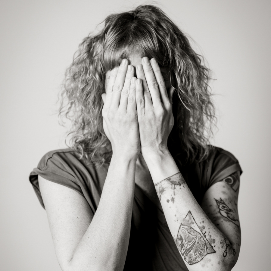 Miriam Mehlman h&auml;lt sich die Augen zu &ndash; Metapher f&uuml;r Unsicherheit und das verzerrte Selbstbild vor der Kamera.