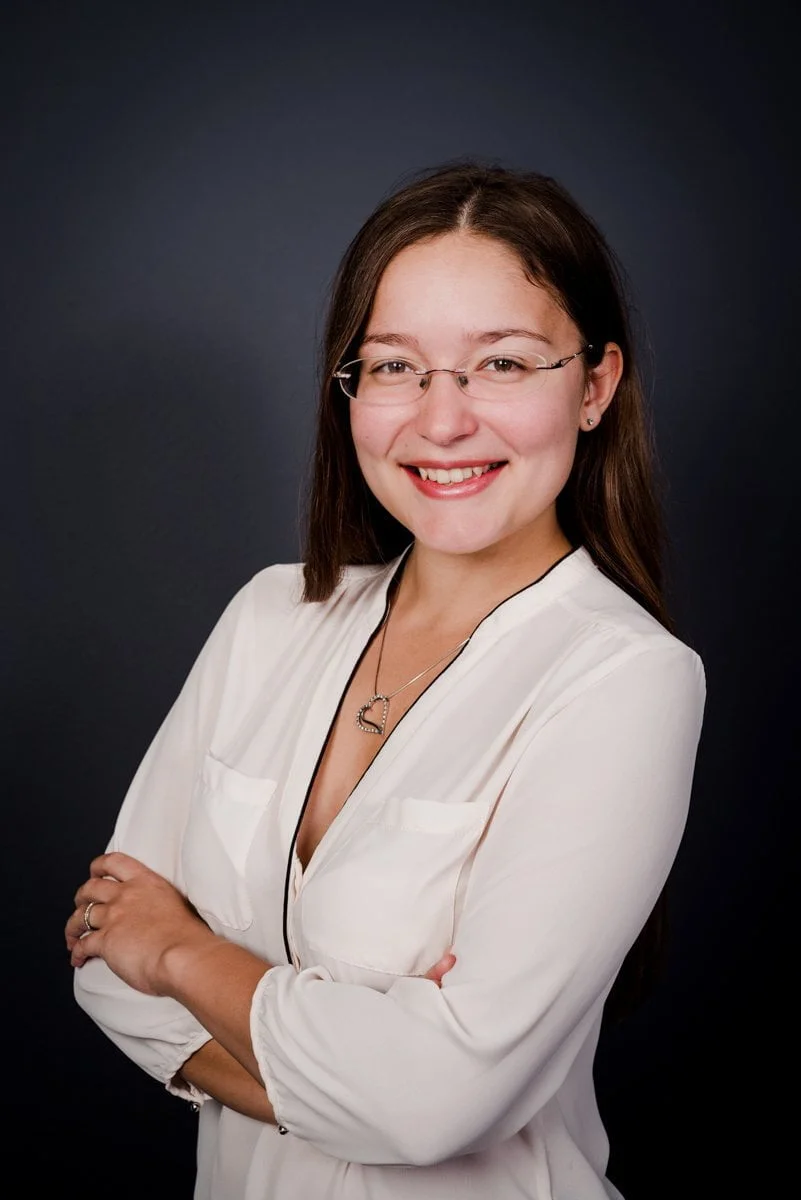 Miriam blitzt Miriam Mehlman Fotografie Business Portrait