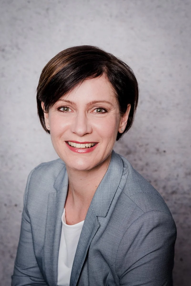 Miriam blitzt Miriam Mehlman Fotografie Business Portrait