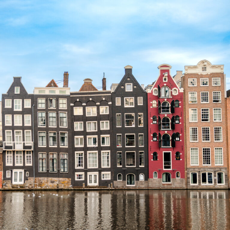 Typische Amsterdamer H&auml;user an einer Gracht