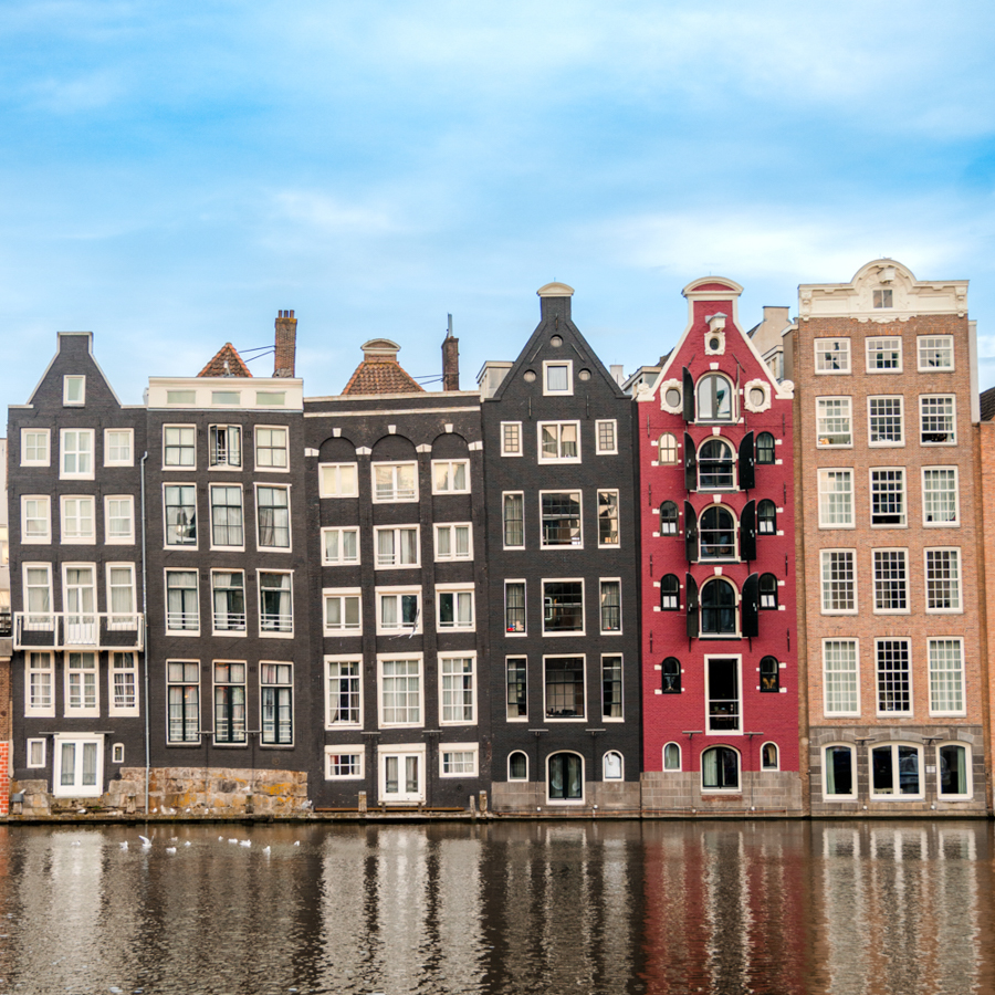 Typische Amsterdamer Häuser an einer Gracht