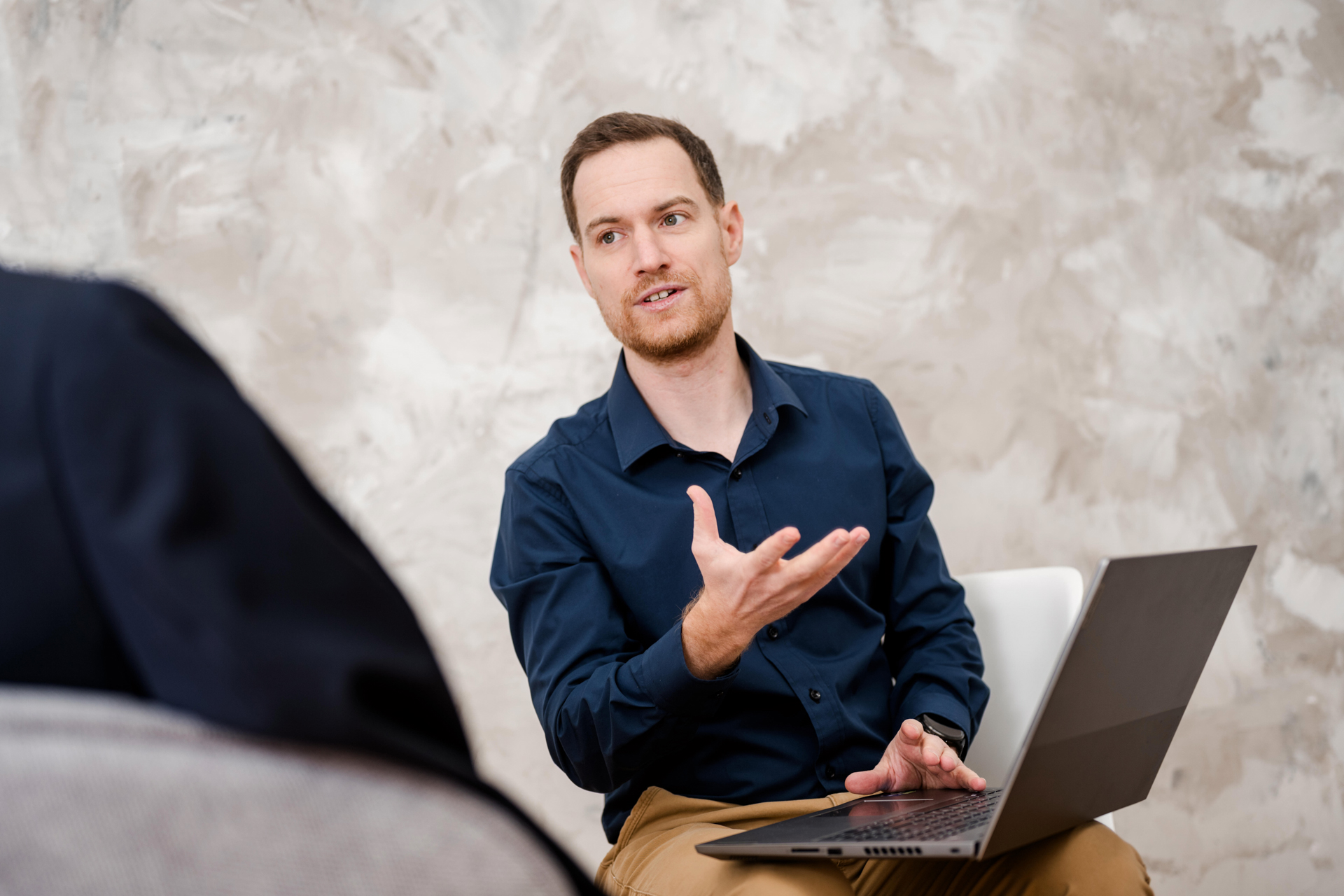Bilder für Website: authentisches Business Portrait eines Selbstständigen
