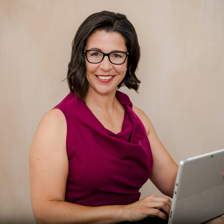 Selbstständige mit Tablet bei einem Personal Branding Shooting in Wien