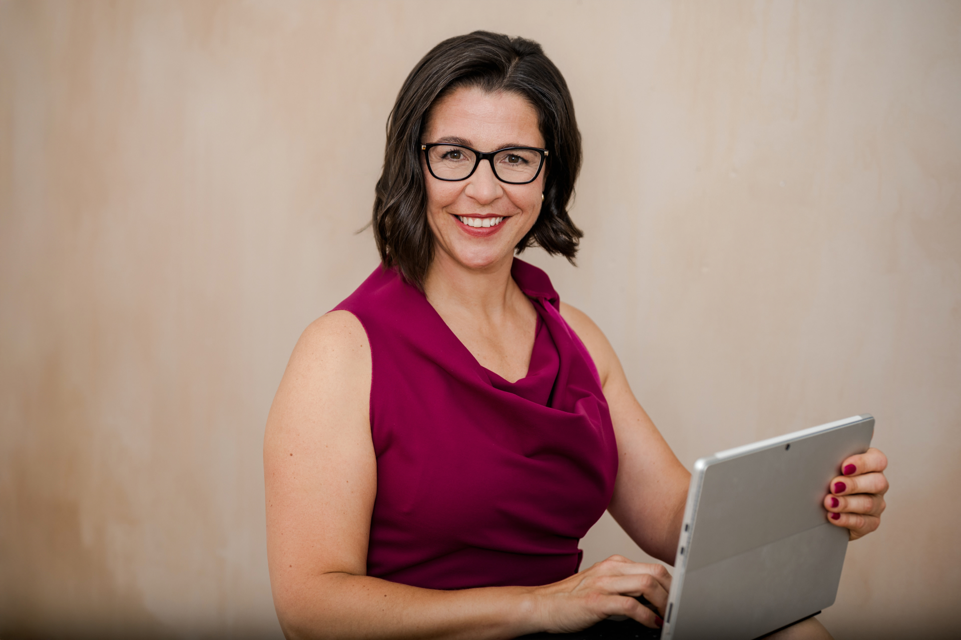 Unternehmerin mit Tablet bei einem Personal Branding Shooting in Wien