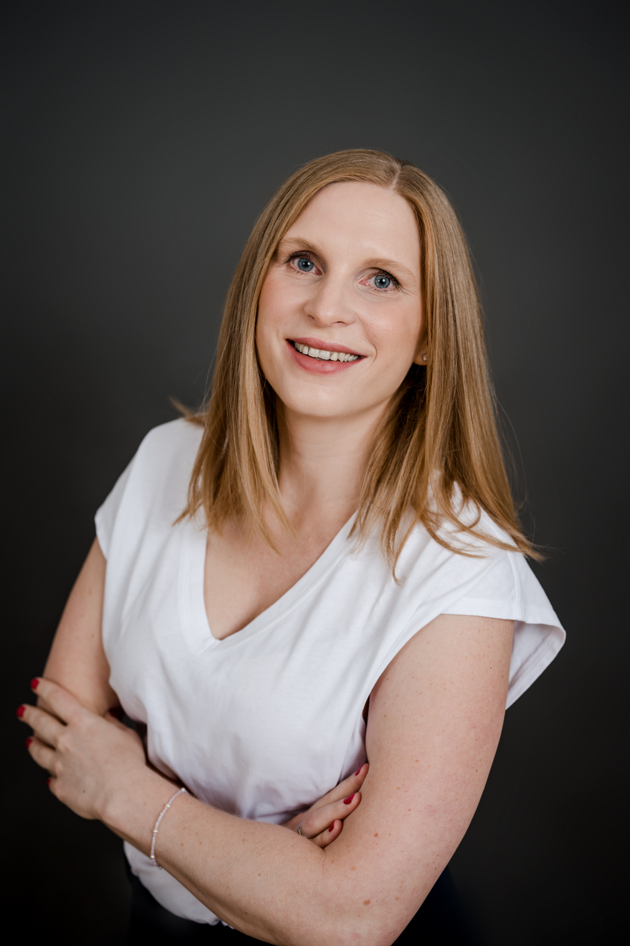 Kathrin Zhuber von DOC-N-ROLL bei einem Business Portrait mit schwarzem Hintergrund.