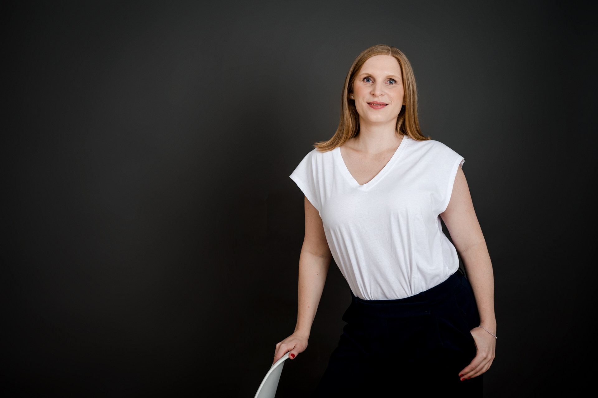 Kathrin Zhuber von DOC-N-ROLL steht während eines Personal Branding Shootings vor schwarzem Hintergrund.