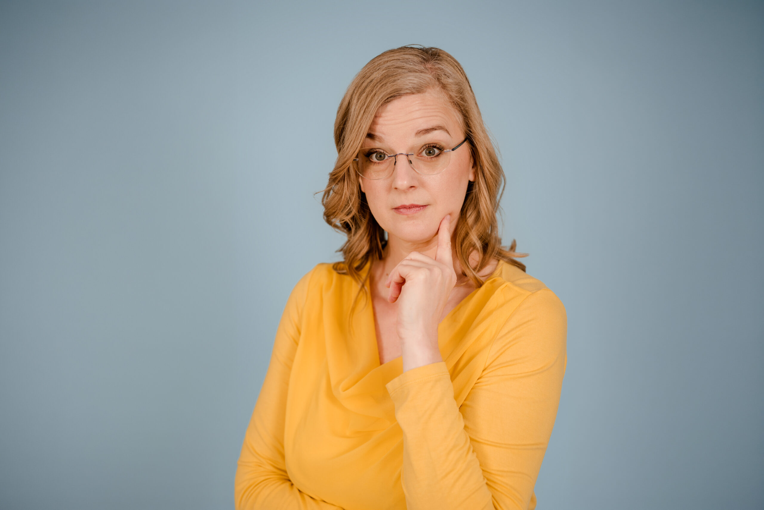 Cornelia Aigenberger erklärt, worauf Unternehmen bei KI-generierten Bildern und deren rechtssicherer Nutzung achten sollten.