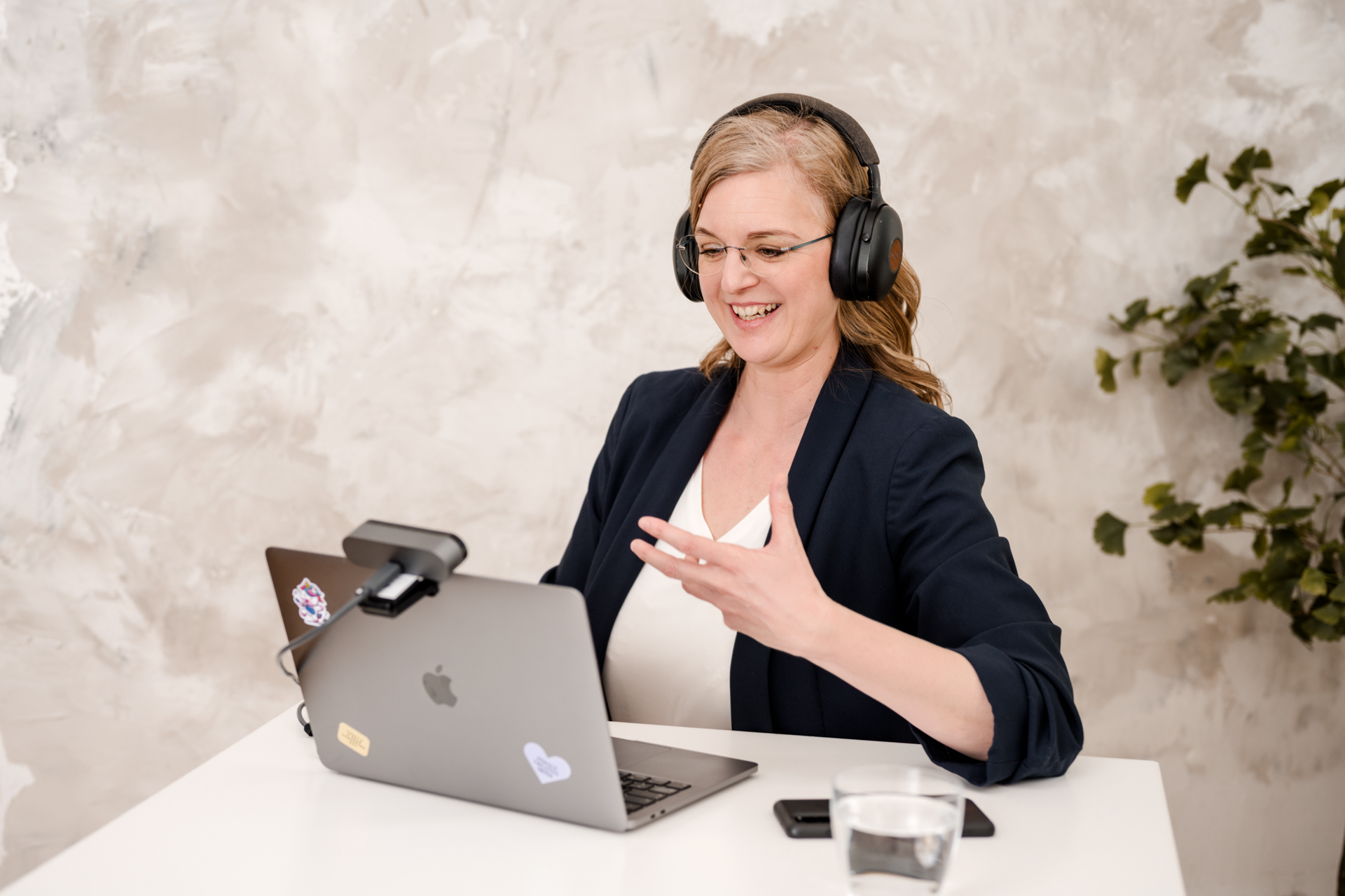 Cornelia Aigenberger spricht über den Einsatz von KI im Marketing.
