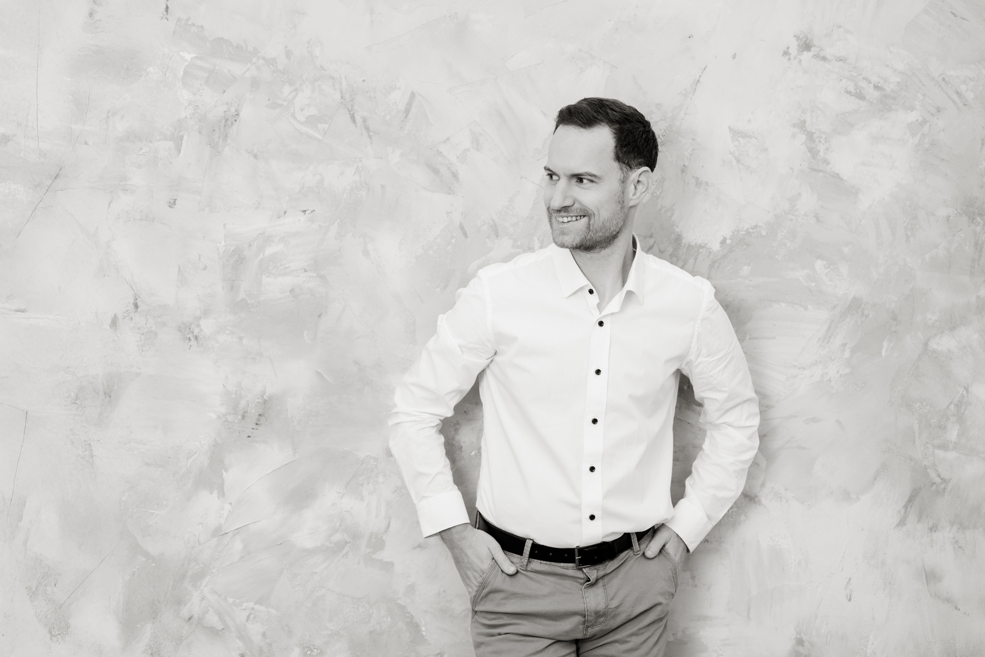 Personal Branding Fotografie Wien: Ein fokussiertes Studio-Portrait von Markus Schick im dunkelblauen Hemd vor einem passenden Hintergrund.