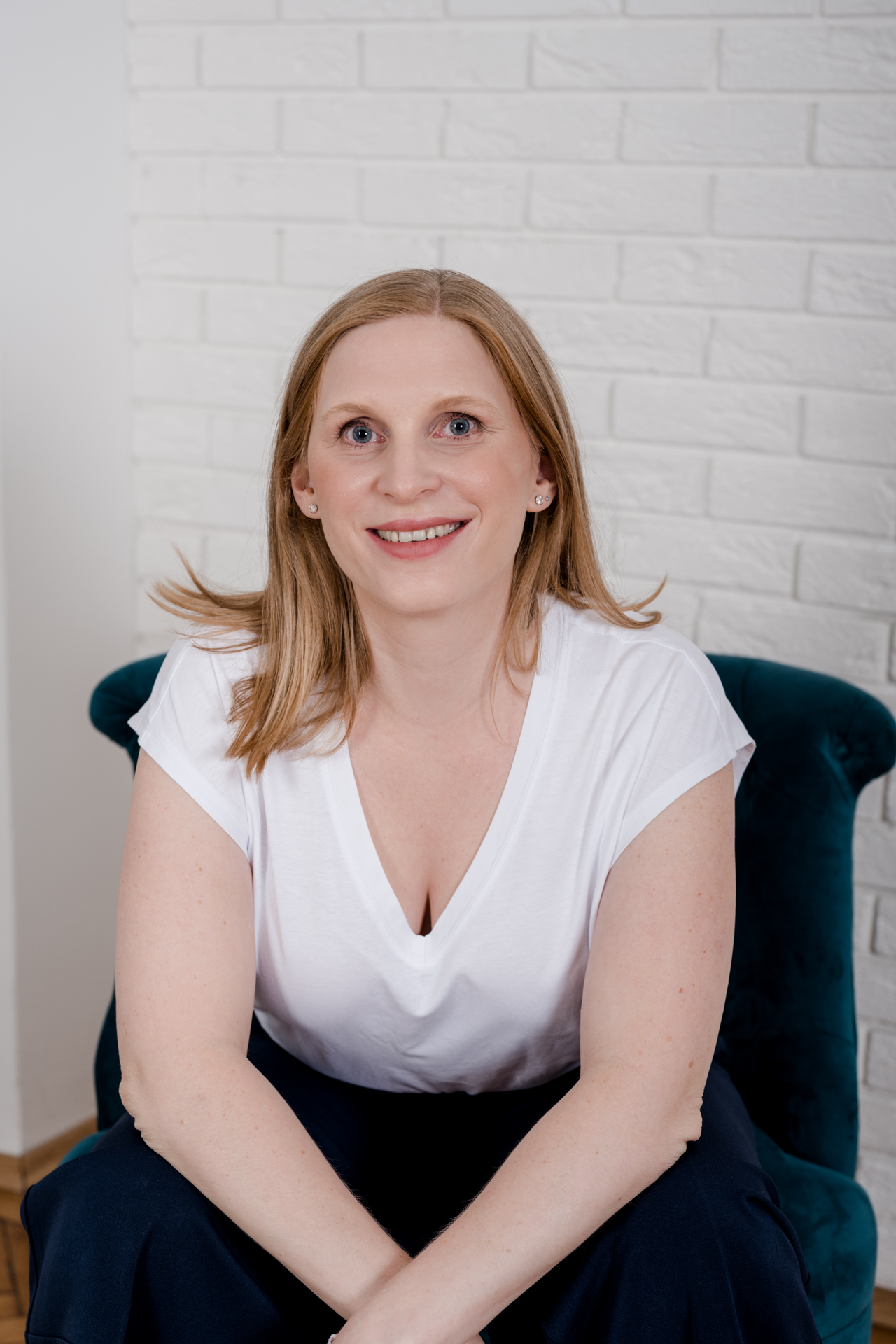 Kathrin Zhuber sitzt während eines Personal Branding Shootings in einem Sessel und blickt in die Kamera.