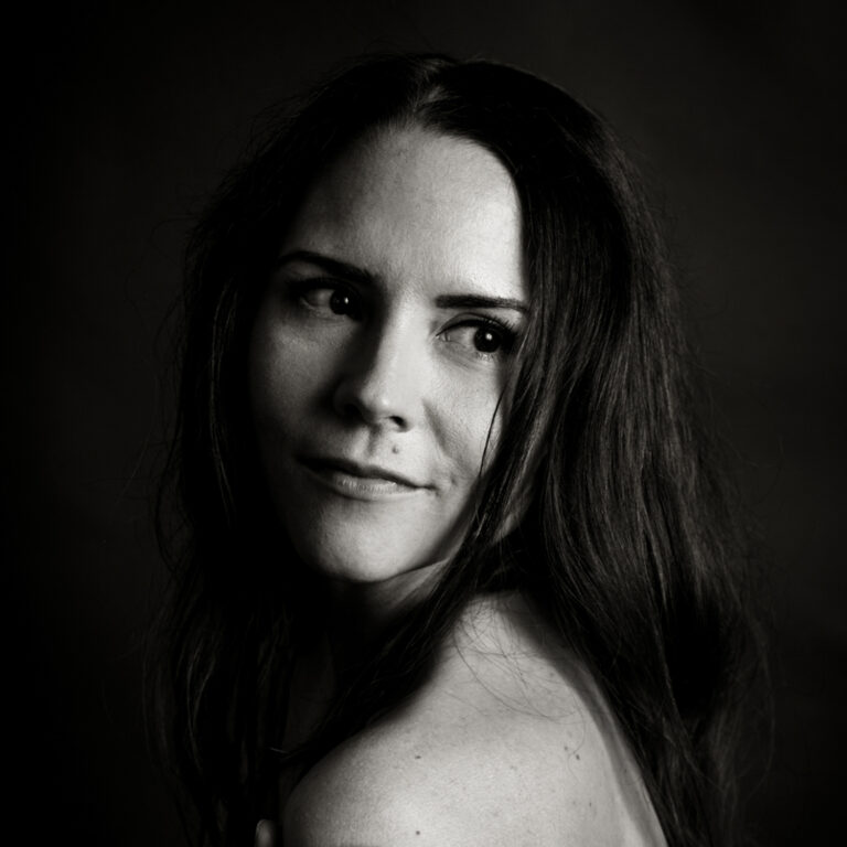 Authentisches Frauenportrait in Wien, Selflove Shooting bei Miriam Mehlman Fotografie, Fokus auf Selbstbewusstsein und Ausstrahlung.