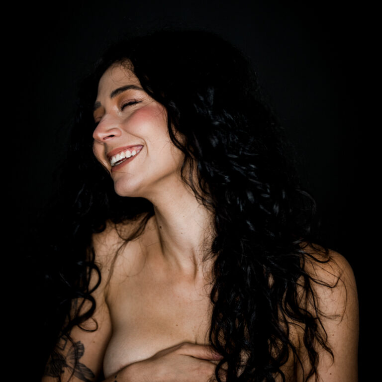 Natürliches Foto einer Frau beim Selflove Shooting, ungestellte Fotografie in 1210 Wien, Miriam Mehlman Fotografie.