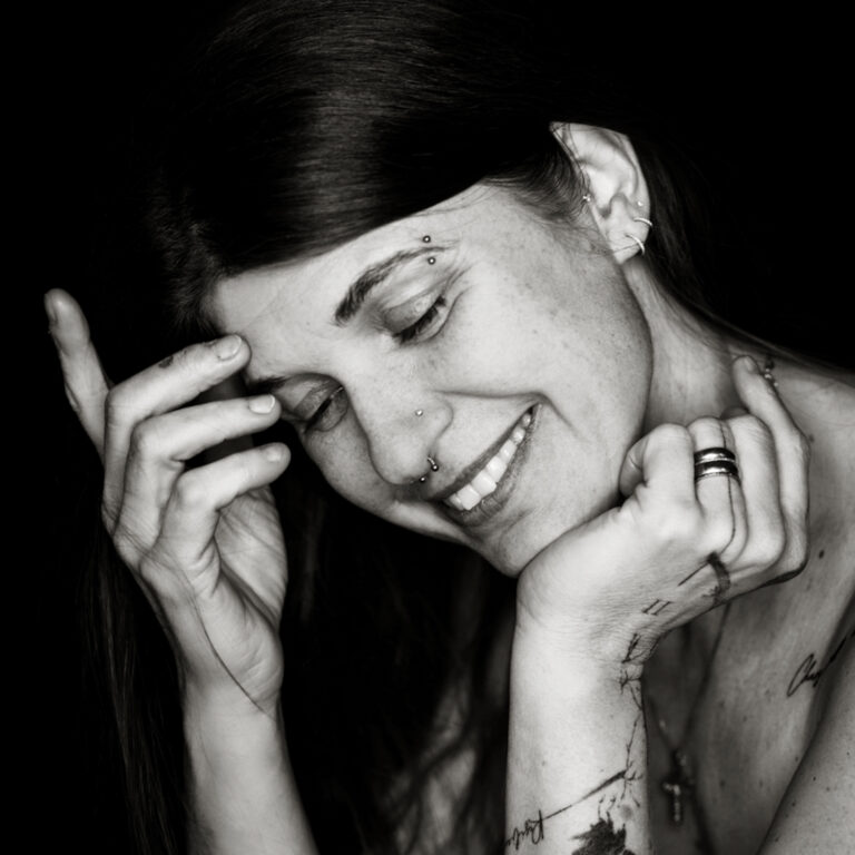 Natürliches Foto einer Frau beim Selflove Shooting, ungestellte Fotografie in 1210 Wien, Miriam Mehlman Fotografie.