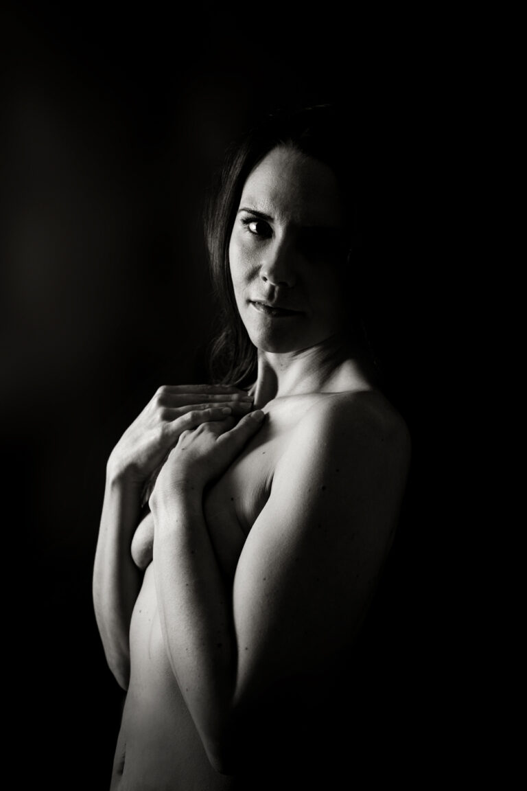 Authentisches Frauenportrait in Wien, Selflove Shooting bei Miriam Mehlman Fotografie, Fokus auf Selbstbewusstsein und Ausstrahlung.