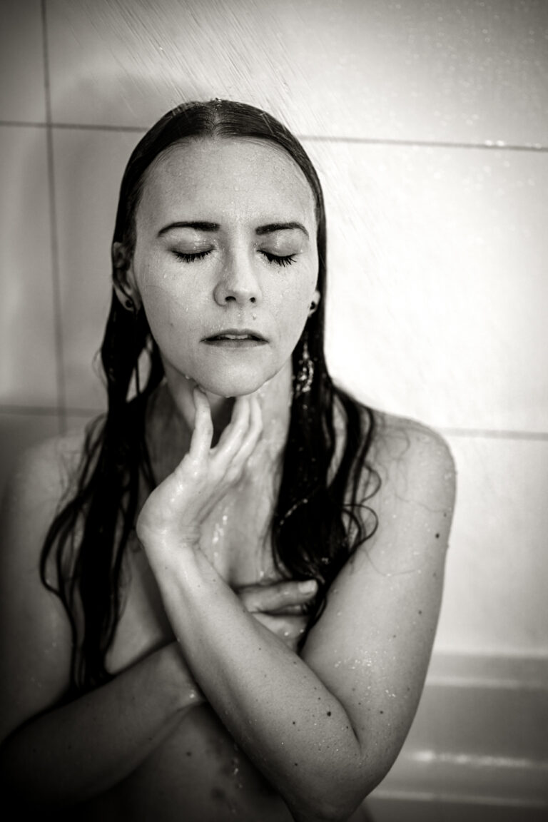 Sinnliche Fotografie im Studio Wien, zartes Portrait mit Fokus auf authentische Schönheit und Ästhetik.