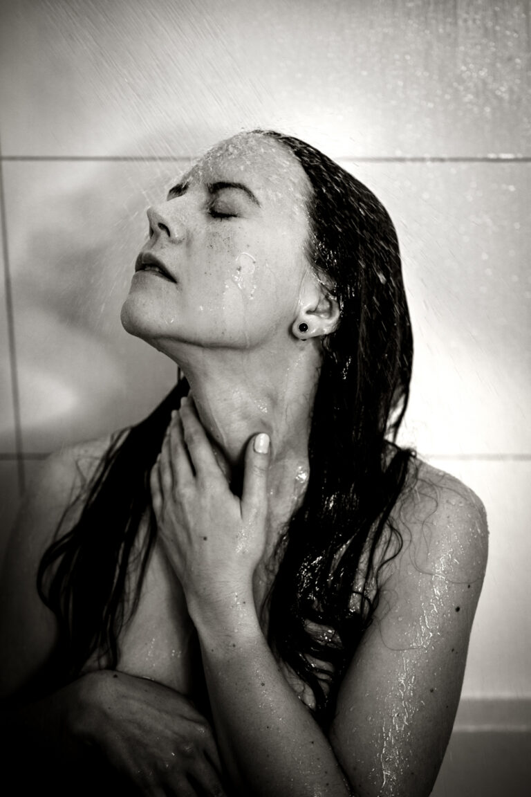 Sinnliche Fotografie im Studio Wien, zartes Portrait mit Fokus auf authentische Schönheit und Ästhetik.