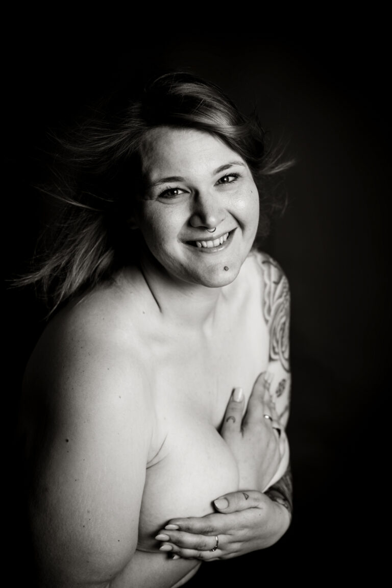 Sinnliche Fotografie im Studio Wien, zartes Portrait mit Fokus auf authentische Schönheit und Ästhetik.