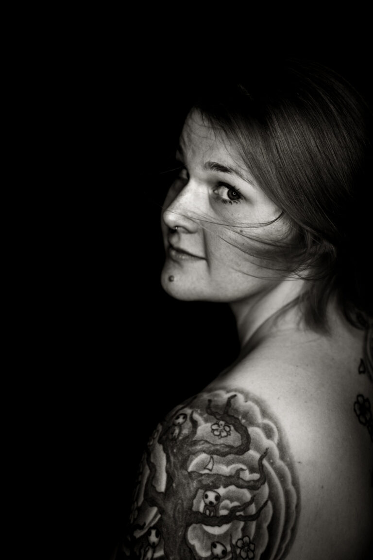 Authentisches Frauenportrait in Wien, Selflove Shooting bei Miriam Mehlman Fotografie, Fokus auf Selbstbewusstsein und Ausstrahlung.