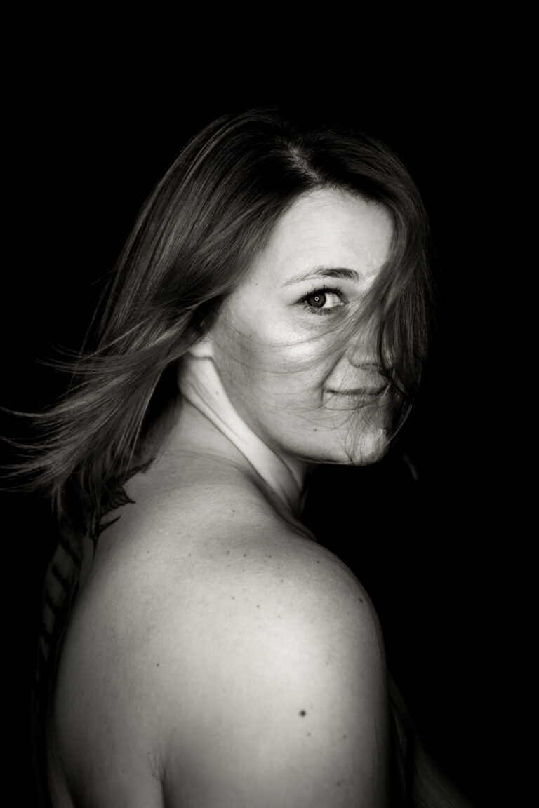 Authentisches Frauenportrait in Wien, Selflove Shooting bei Miriam Mehlman Fotografie, Fokus auf Selbstbewusstsein und Ausstrahlung.