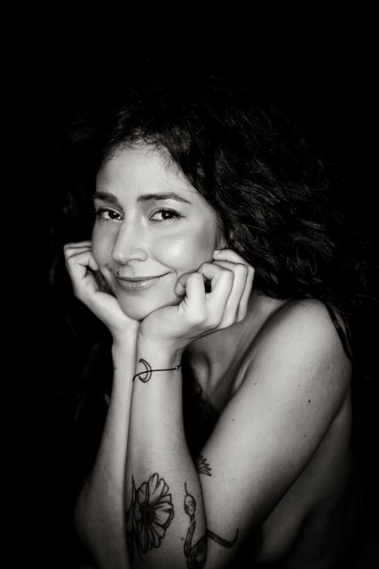 Authentisches Frauenportrait in Wien, Selflove Shooting bei Miriam Mehlman Fotografie, Fokus auf Selbstbewusstsein und Ausstrahlung.