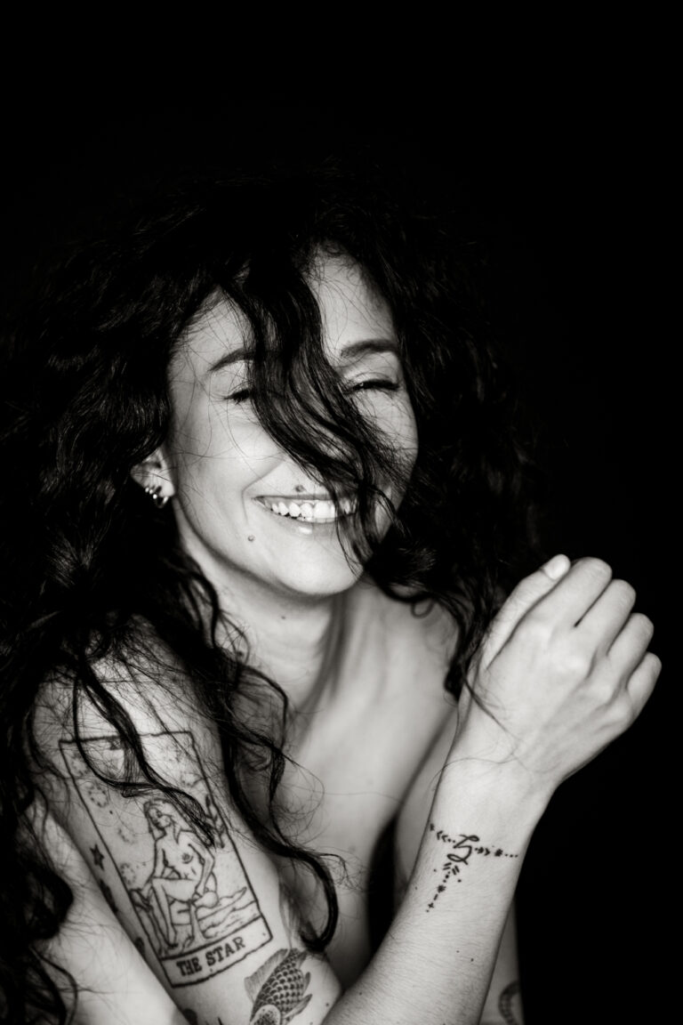 Natürliches Foto einer Frau beim Selflove Shooting, ungestellte Fotografie in 1210 Wien, Miriam Mehlman Fotografie.