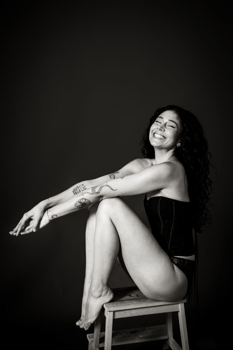 Authentisches Frauenportrait in Wien, Selflove Shooting bei Miriam Mehlman Fotografie, Fokus auf Selbstbewusstsein und Ausstrahlung.