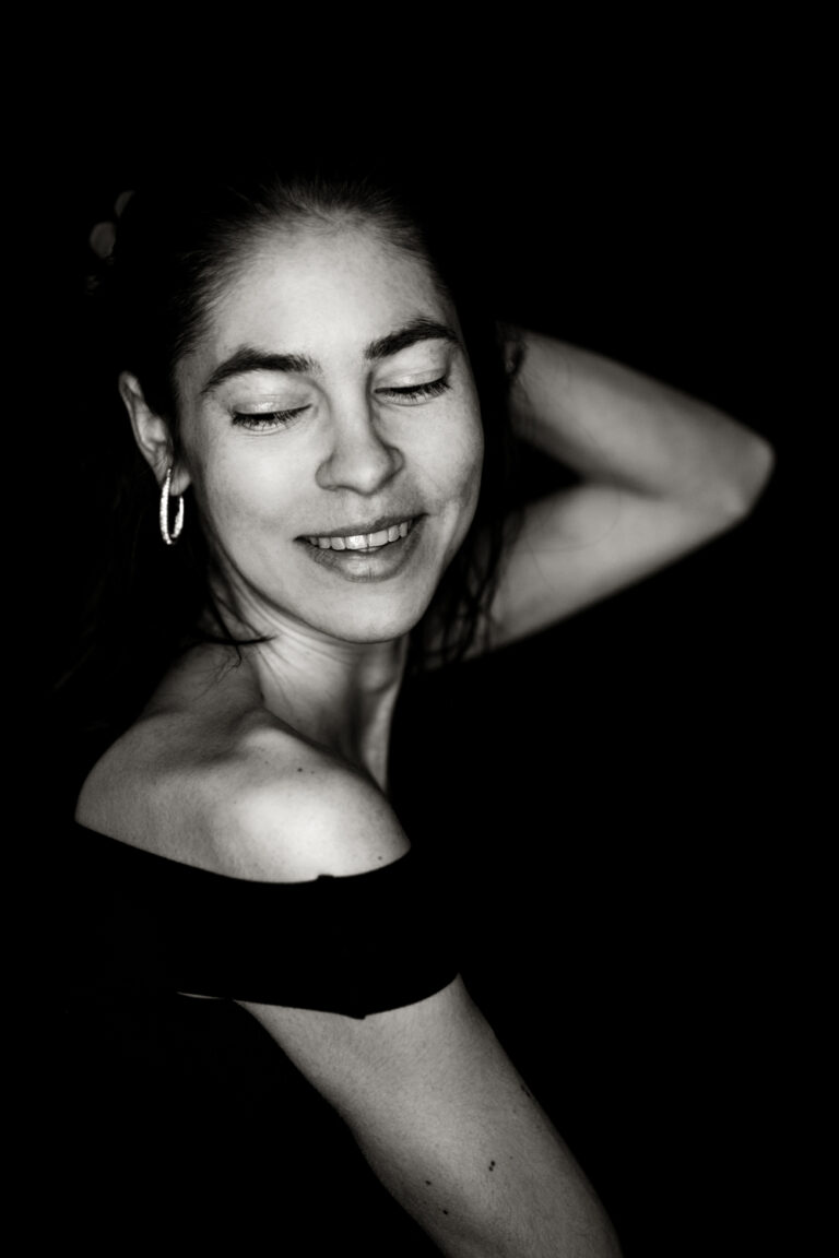 Authentisches Frauenportrait in Wien, Selflove Shooting bei Miriam Mehlman Fotografie, Fokus auf Selbstbewusstsein und Ausstrahlung.