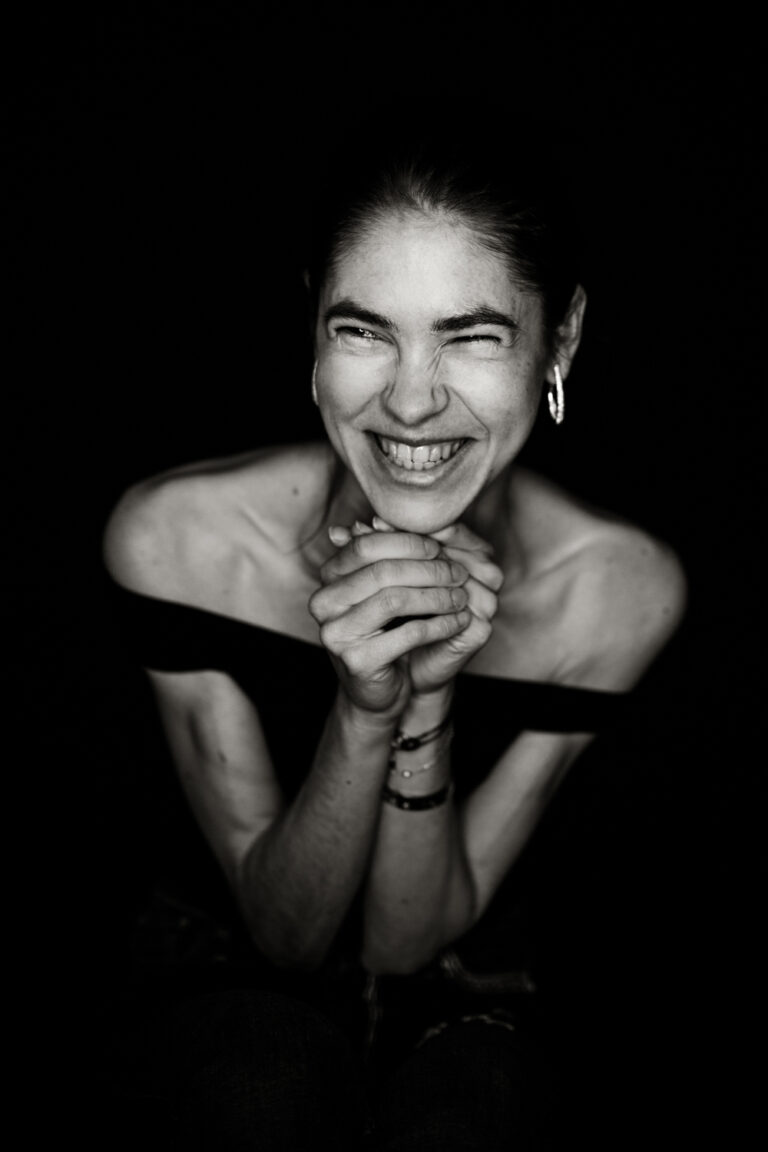 Natürliches Foto einer Frau beim Selflove Shooting, ungestellte Fotografie in 1210 Wien, Miriam Mehlman Fotografie.