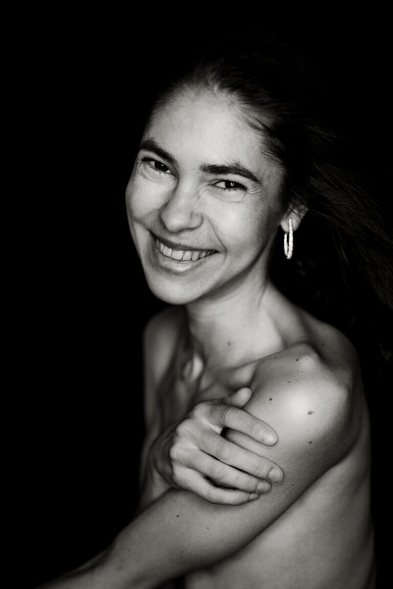 Natürliches Foto einer Frau beim Selflove Shooting, ungestellte Fotografie in 1210 Wien, Miriam Mehlman Fotografie.