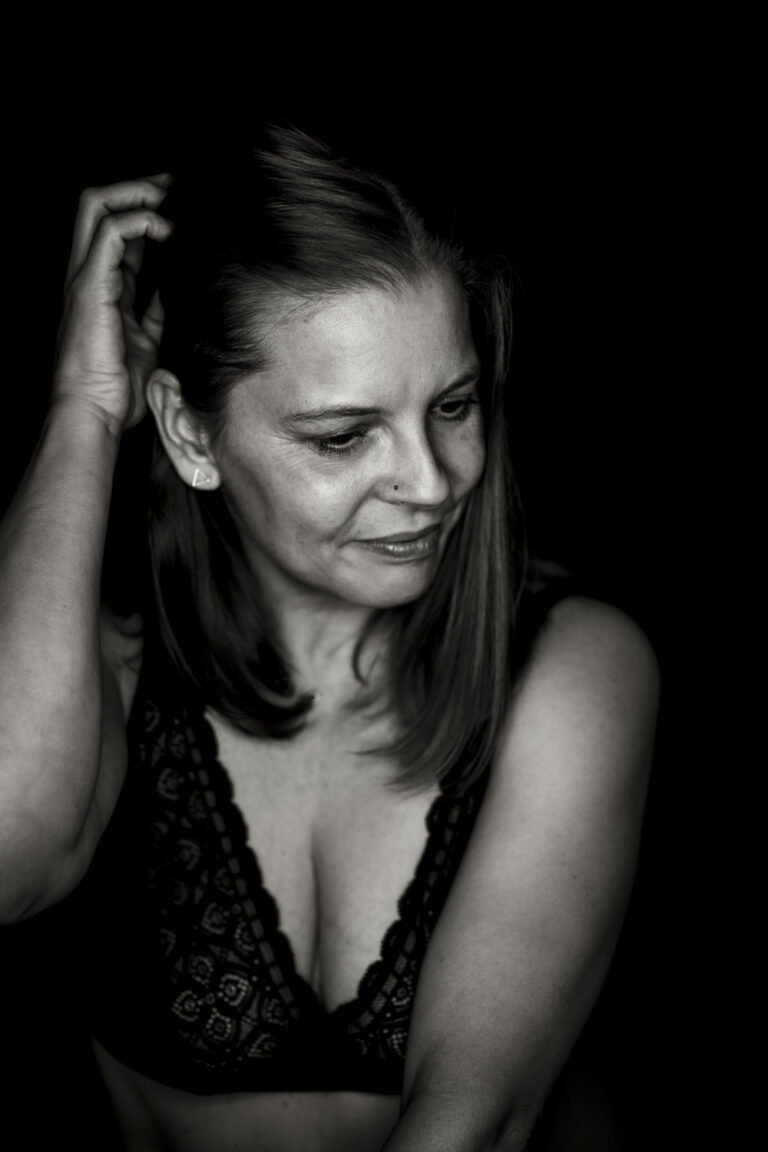 Sinnliche Fotografie im Studio Wien, zartes Portrait mit Fokus auf authentische Schönheit und Ästhetik.