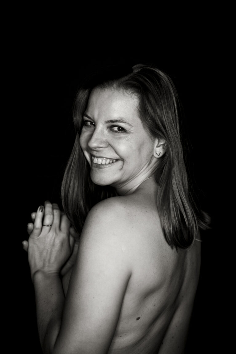 Natürliches Foto einer Frau beim Selflove Shooting, ungestellte Fotografie in 1210 Wien, Miriam Mehlman Fotografie.