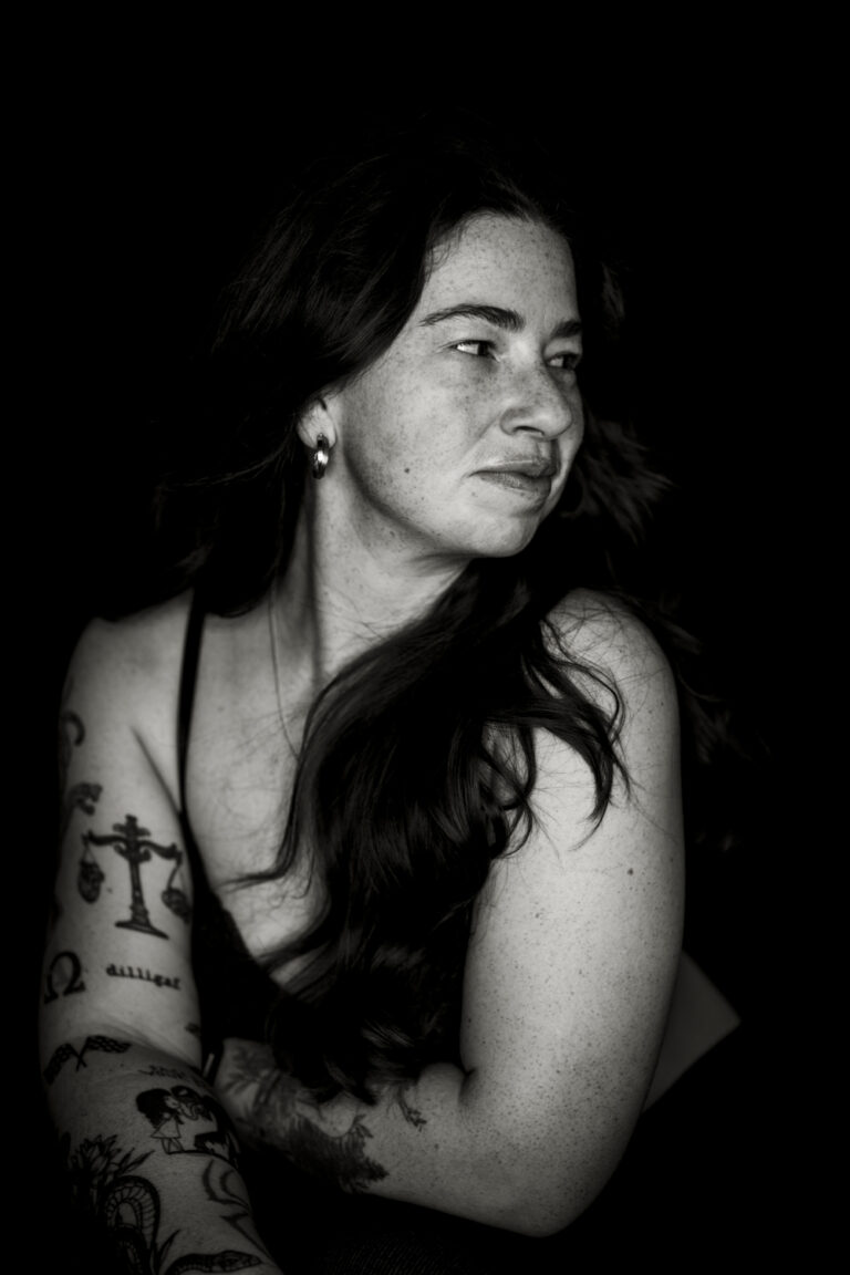 Authentisches Frauenportrait in Wien, Selflove Shooting bei Miriam Mehlman Fotografie, Fokus auf Selbstbewusstsein und Ausstrahlung.