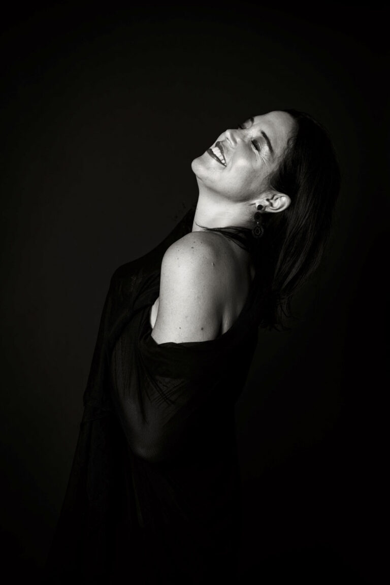 Sinnliche Fotografie im Studio Wien, zartes Portrait mit Fokus auf authentische Schönheit und Ästhetik.