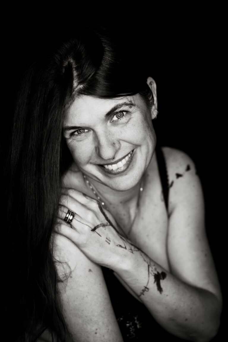 Natürliches Foto einer Frau beim Selflove Shooting, ungestellte Fotografie in 1210 Wien, Miriam Mehlman Fotografie.