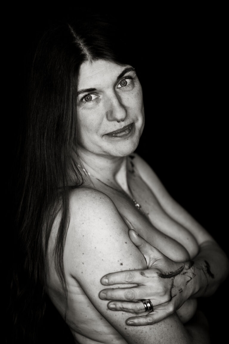 Sinnliche Fotografie im Studio Wien, zartes Portrait mit Fokus auf authentische Schönheit und Ästhetik.