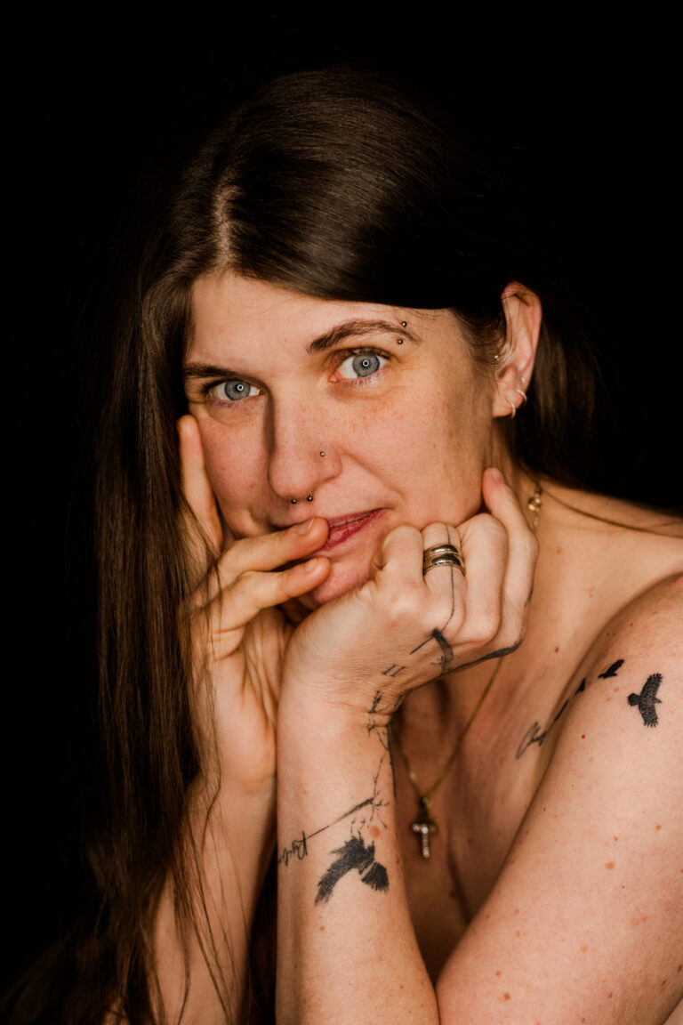 Authentisches Frauenportrait in Wien, Selflove Shooting bei Miriam Mehlman Fotografie, Fokus auf Selbstbewusstsein und Ausstrahlung.