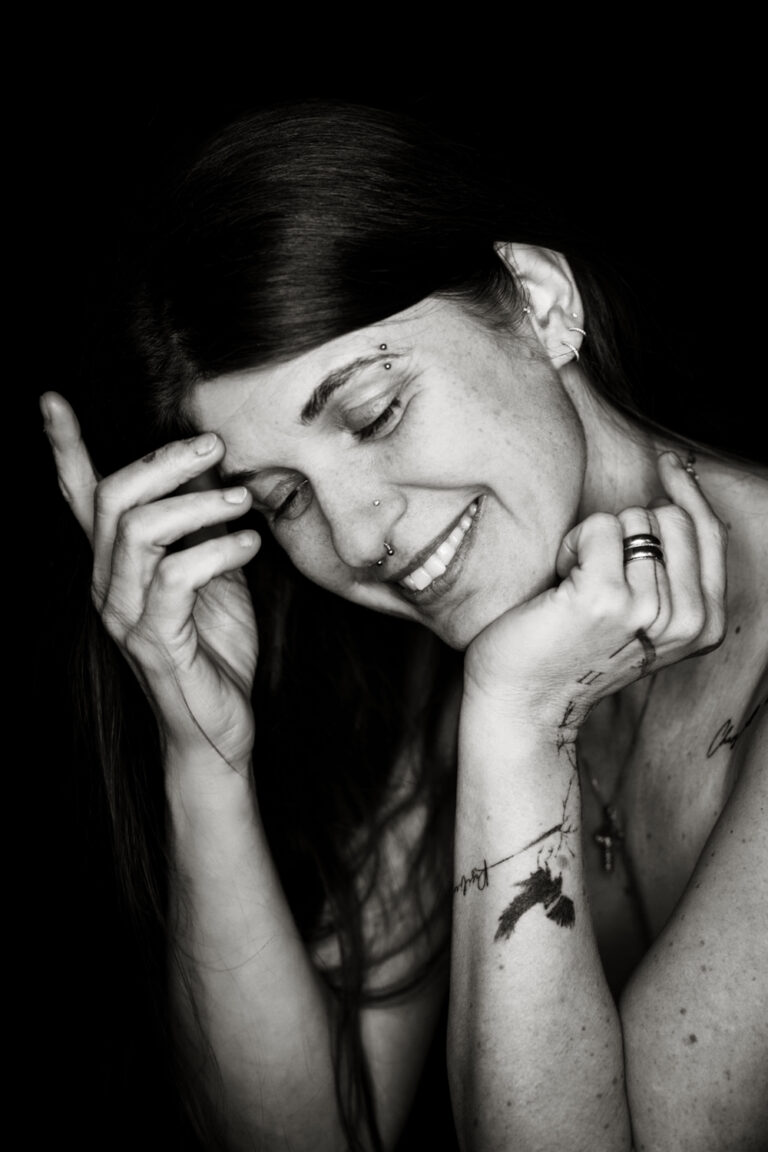 Authentisches Frauenportrait in Wien, Selflove Shooting bei Miriam Mehlman Fotografie, Fokus auf Selbstbewusstsein und Ausstrahlung.