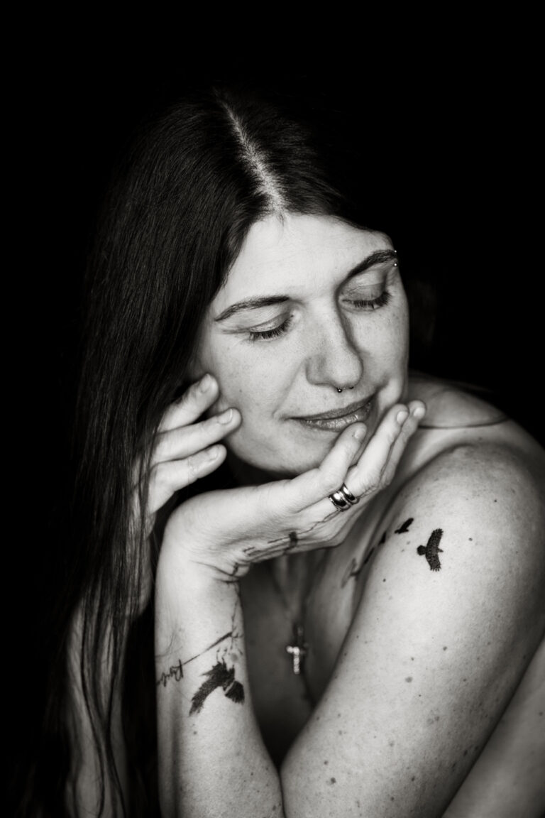 Authentisches Frauenportrait in Wien, Selflove Shooting bei Miriam Mehlman Fotografie, Fokus auf Selbstbewusstsein und Ausstrahlung.